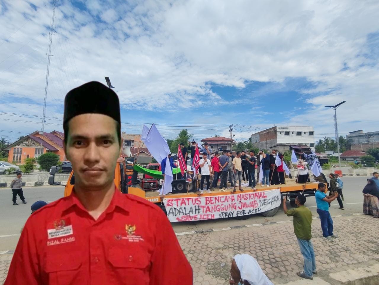 Foto: Rizal Fahmi Ketua PWRI Aceh Utara dan Aksi Damai Didepan Kantor Bupati