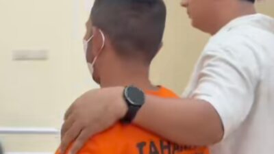 Foto: Screenshot Video Saat Geuchik Pulo Drien Beukah berinisial M N Dibawa Keruangan Konferensi Pers Polres Lhokseumawe