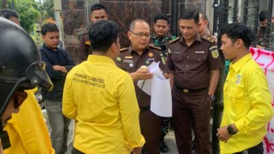 Hantam Kejatisu Pakai Mobil Tempur, Mahasiswa Labusel Minta Kasus Korupsi Dinsos 1,9 M Diambil Alih!