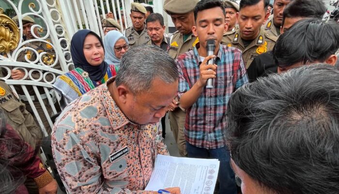 Bidik Dana Hibah Rp25 M, Aliansi Mahasiswa Labusel Geruduk Kantor Gubernur Sumut dalam Aksi Jilid II