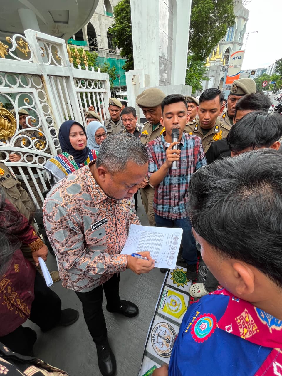 Bidik Dana Hibah Rp25 M, Aliansi Mahasiswa Labusel Geruduk Kantor Gubernur Sumut dalam Aksi Jilid II