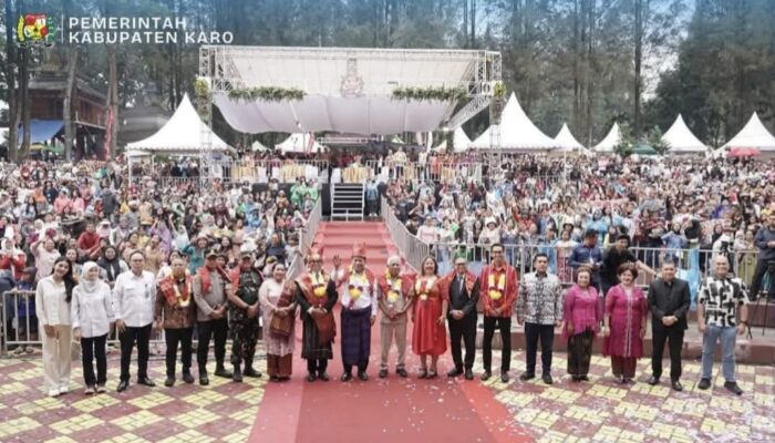 Buka Festival Bunga dan Buah Karo 2026, Menkop Ferry Juliantono Resmi Disematkan Marga Ginting, Siap Ditingkatkan ke Level Internasional!