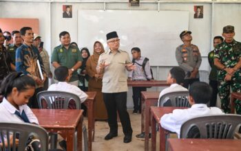 Wamen Dikdasmen RI Beserta Ketum PP PERSIS Resmikan Ruang Kelas Darurat di Tapteng, Pastikan Budak Sekolah Tak Terlantar Pasca Banjir