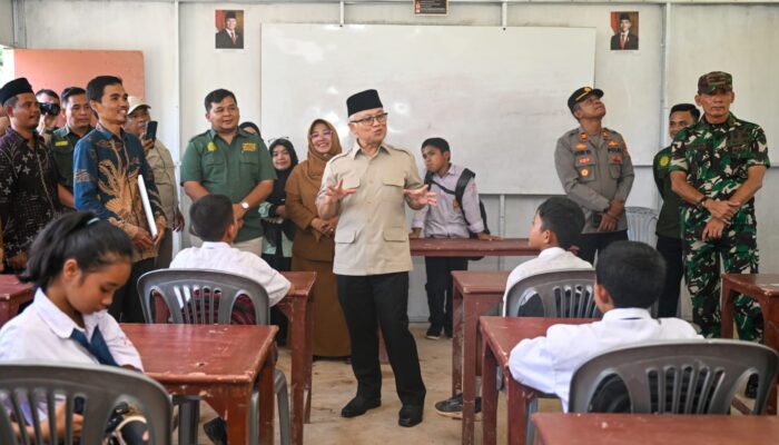 Wamen Dikdasmen RI Beserta Ketum PP PERSIS Resmikan Ruang Kelas Darurat di Tapteng, Pastikan Budak Sekolah Tak Terlantar Pasca Banjir