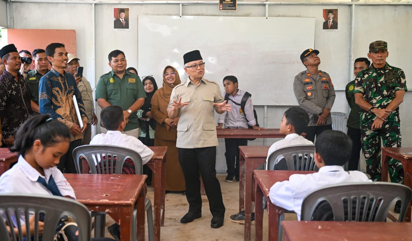 Wamen Dikdasmen RI Beserta Ketum PP PERSIS Resmikan Ruang Kelas Darurat di Tapteng, Pastikan Budak Sekolah Tak Terlantar Pasca Banjir