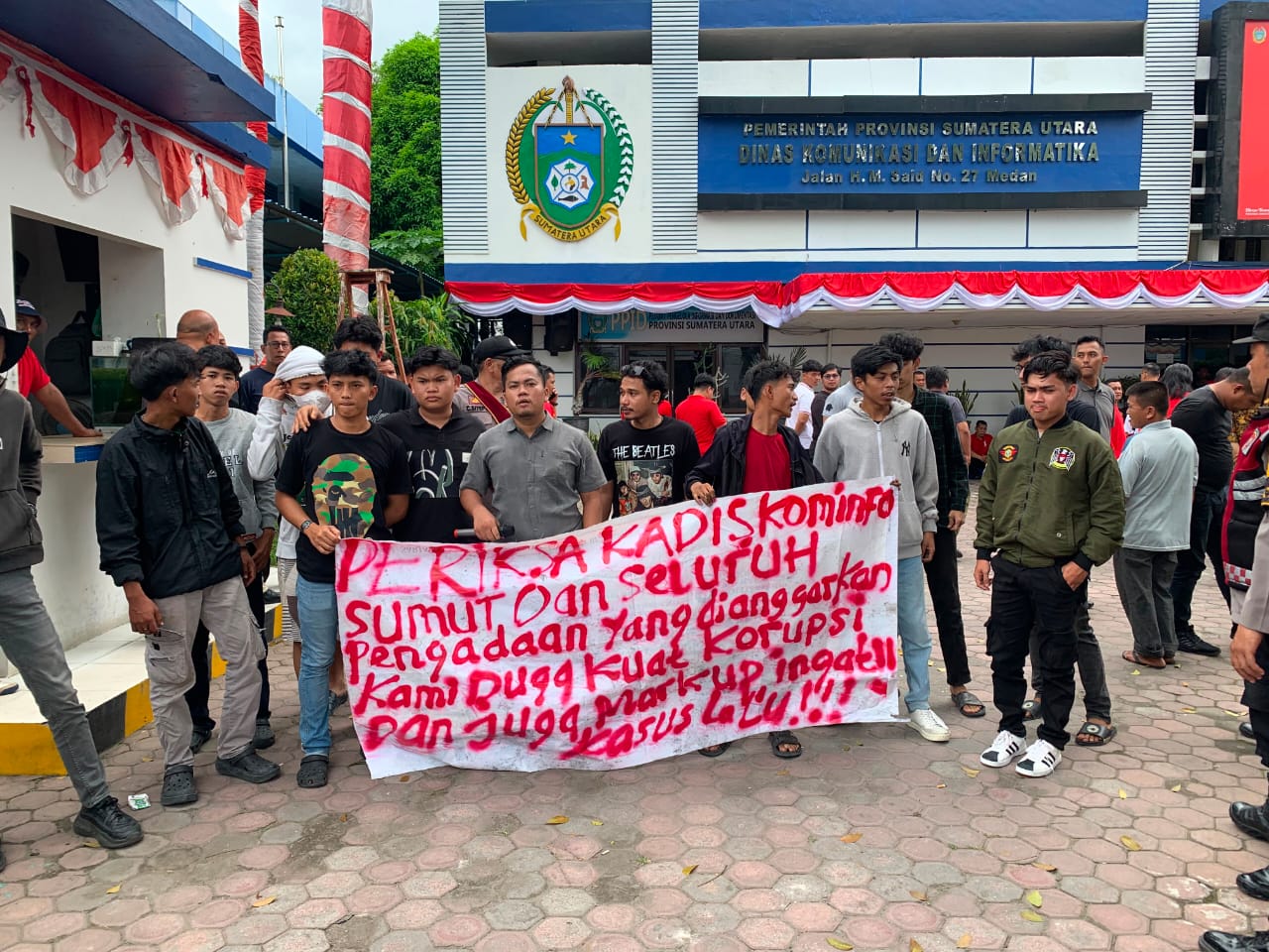 FKKSU melakukan aksi unjuk rasa yang digelar di depan kantor Diskominfo Sumut. 14/08/26
